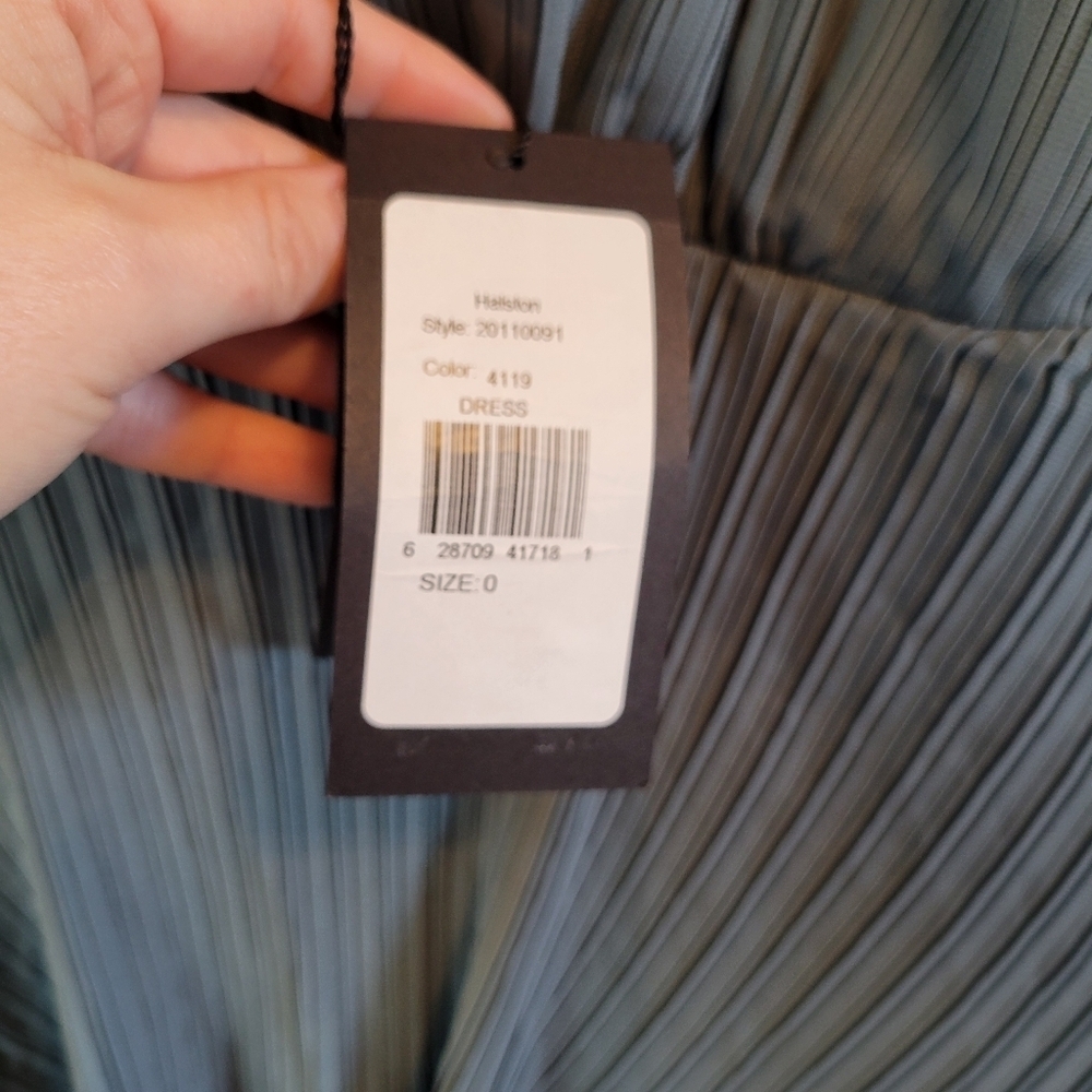 Halston Maren Dress In Pleated Chiffon - Picture 6 of 10